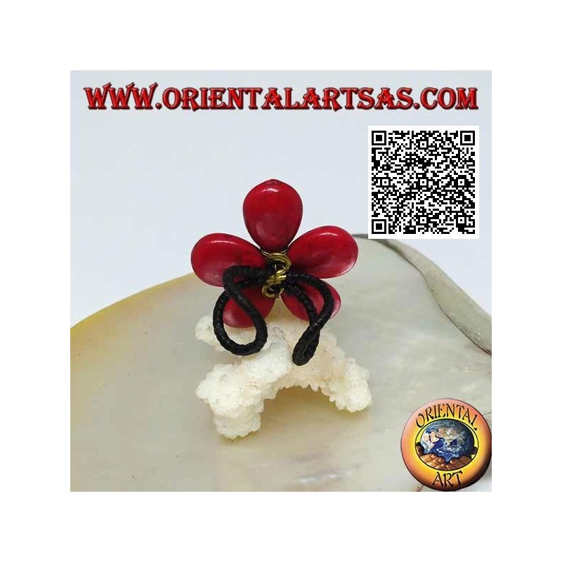 Anillo ajustable en forma de flor en pasta de coral y perlas de nácar en latón dorado (macramé)