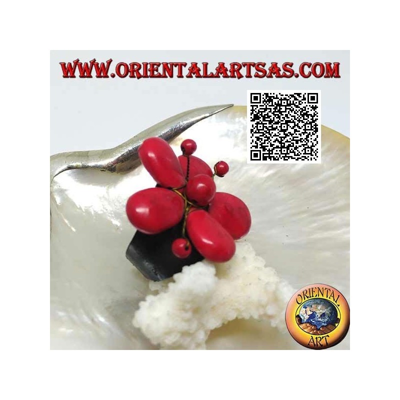 Anello regolabile in cuoio a fiore con pistilli in pasta di corallo e fili di ottone dorato 