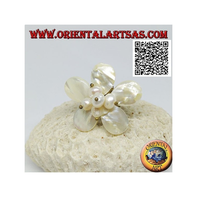 Anillo flor ajustable con perlas centrales de nácar en latón dorado (macramé)