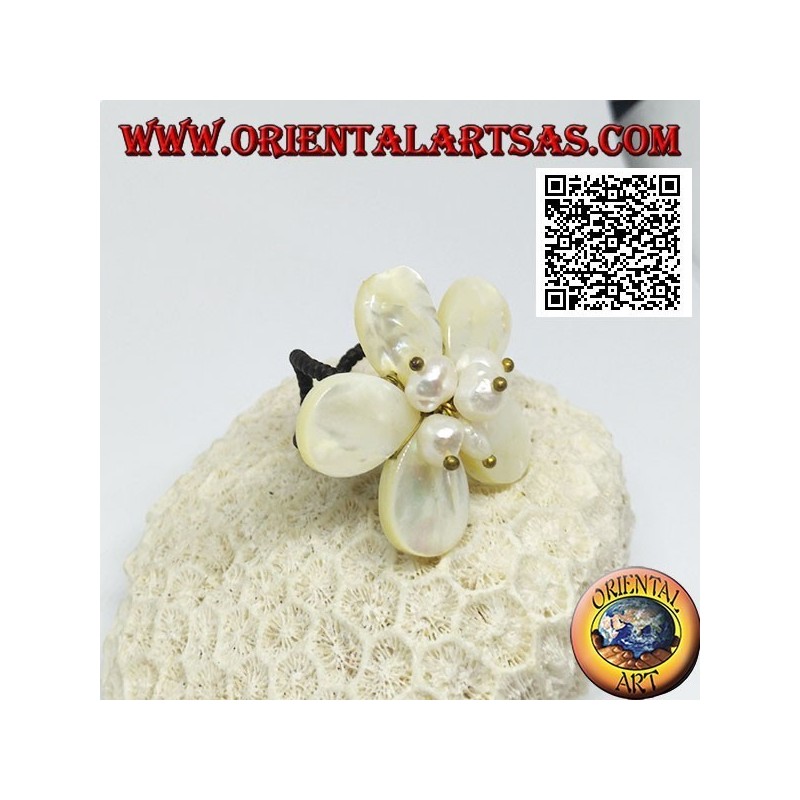 Adjustable flower ring with central mother-of-pearl beads in gold-plated brass (macrame)