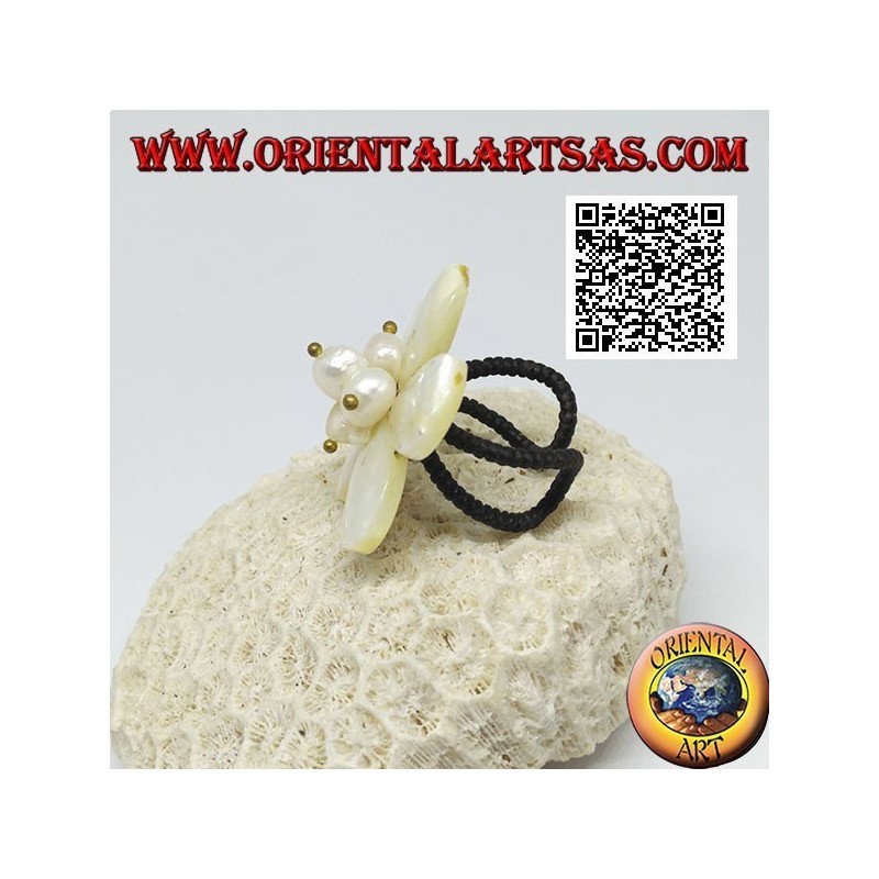 Adjustable flower ring with central mother-of-pearl beads in gold-plated brass (macrame)