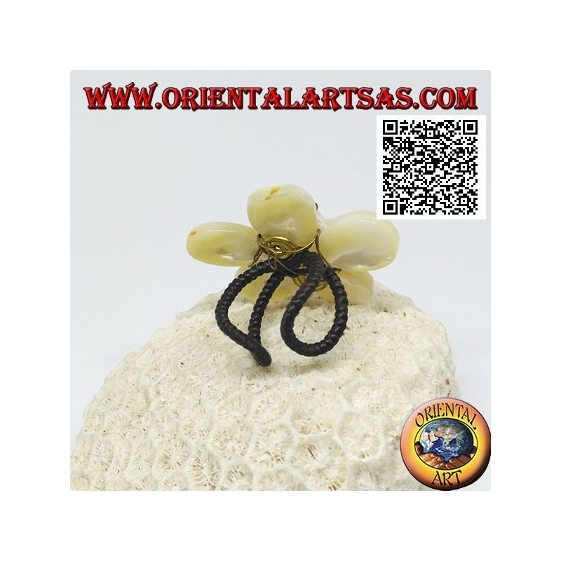 Anillo flor ajustable con perlas centrales de nácar en latón dorado (macramé)