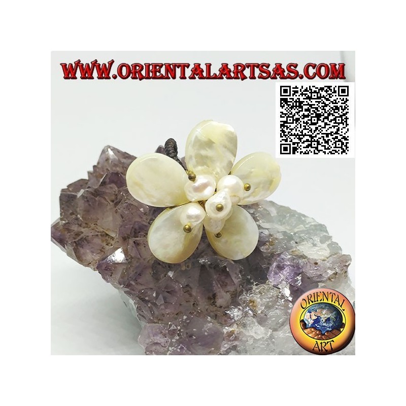Anello regolabile a fiore con perline centrali di madreperla in ottone dorato rivestito (macramè)