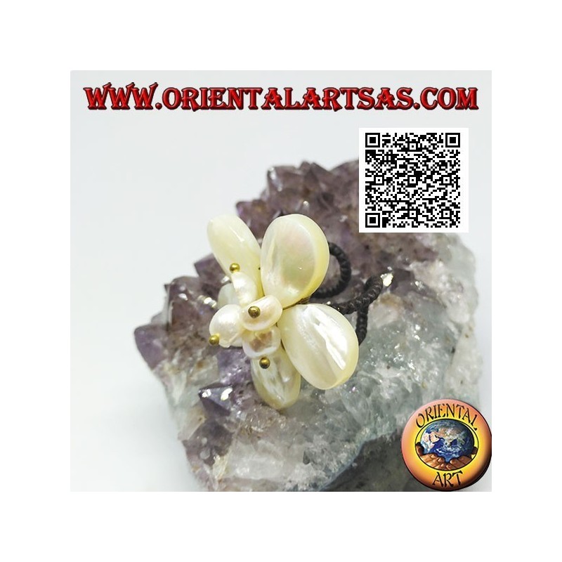 Anillo flor ajustable con perlas centrales de nácar en latón dorado (macramé)