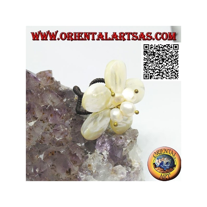 Adjustable flower ring with central mother-of-pearl beads in gold-plated brass (macrame)