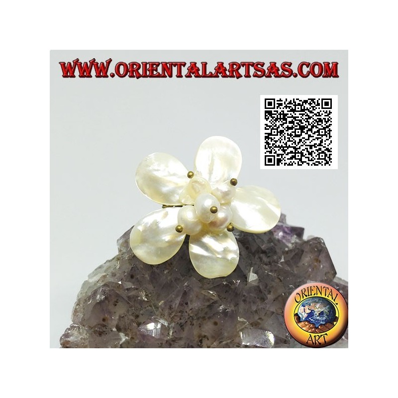 Anillo flor ajustable con perlas centrales de nácar en latón dorado (macramé)