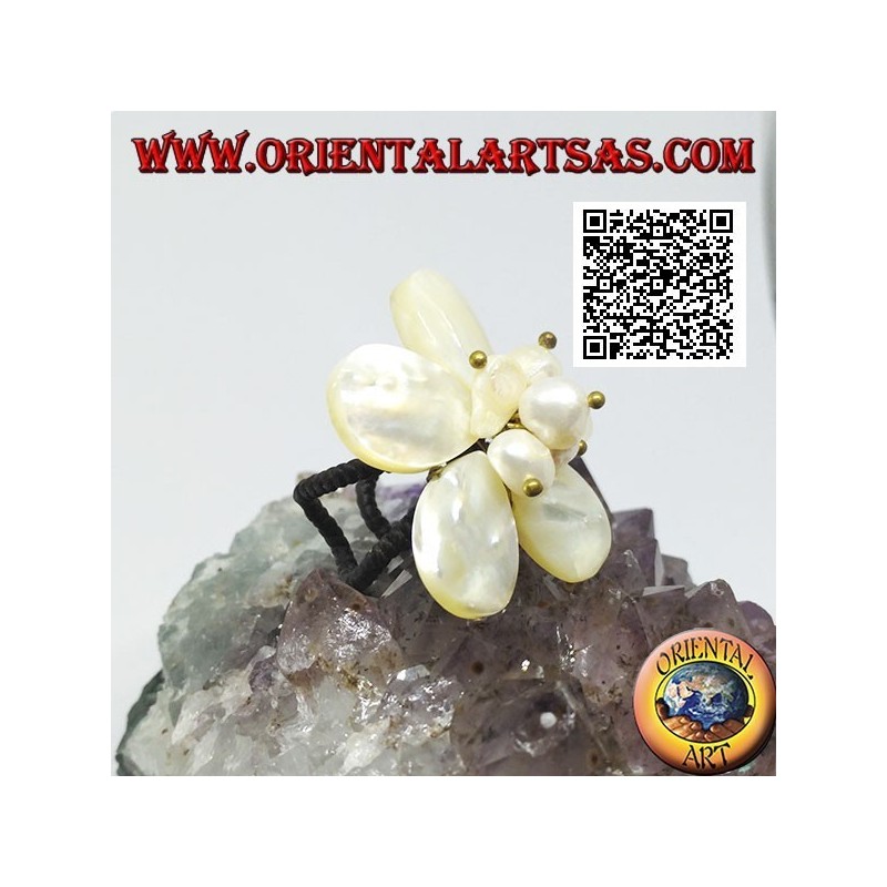 Anillo flor ajustable con perlas centrales de nácar en latón dorado (macramé)