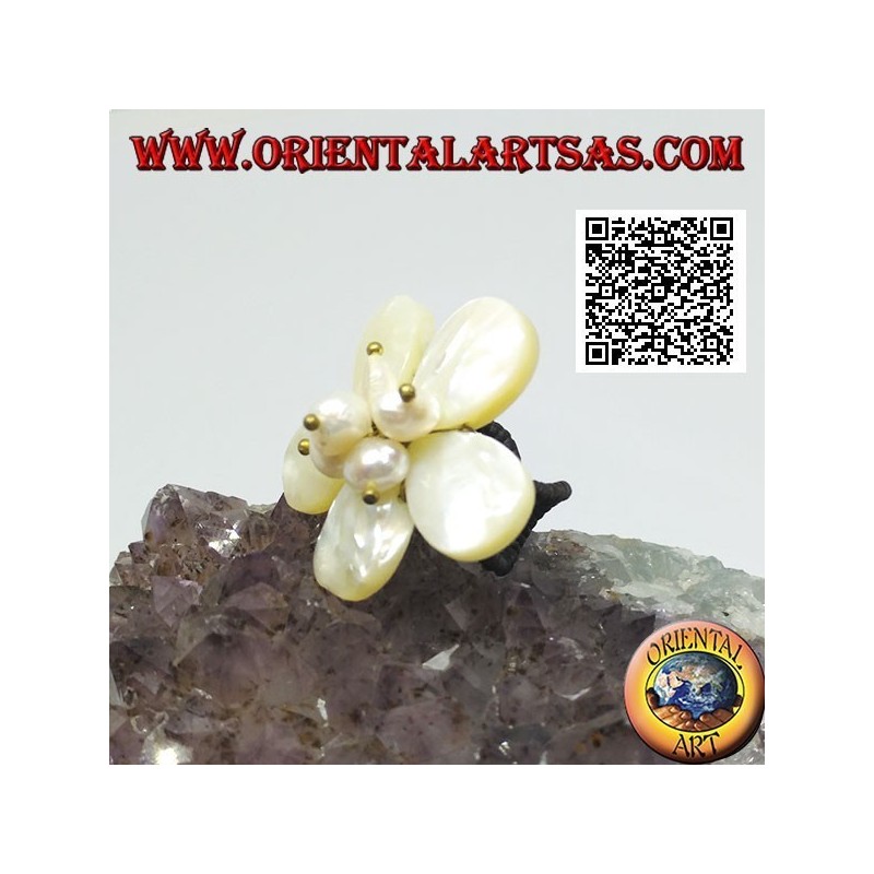 Adjustable flower ring with central mother-of-pearl beads in gold-plated brass (macrame)