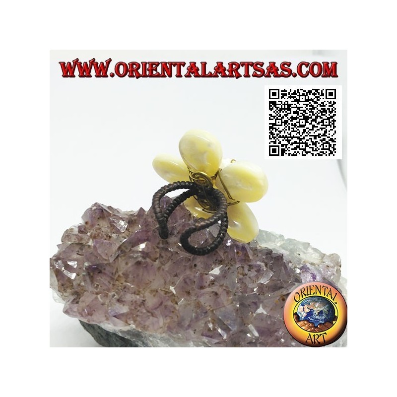 Anello regolabile a fiore con perline centrali di madreperla in ottone dorato rivestito (macramè)