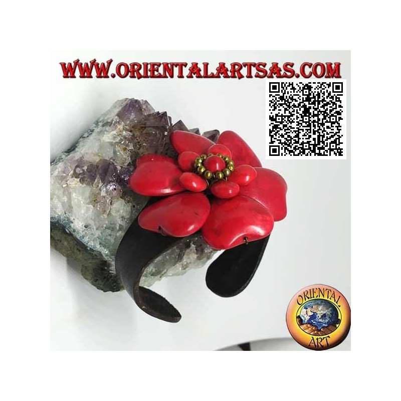 Pulsera de cuero rígida ajustable con flor de pasta de coral doble superpuesta y bolas de latón dorado