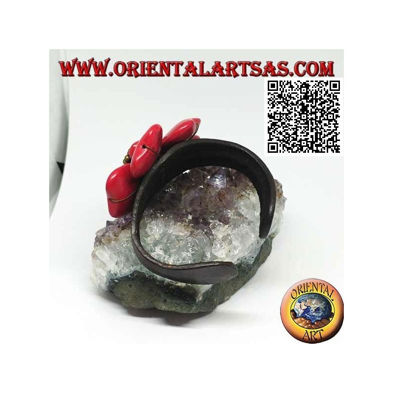 Bracciale rigido regolabile in cuoio con doppio fiore sovrapposto in pasta di corallo e palline in ottone dorato