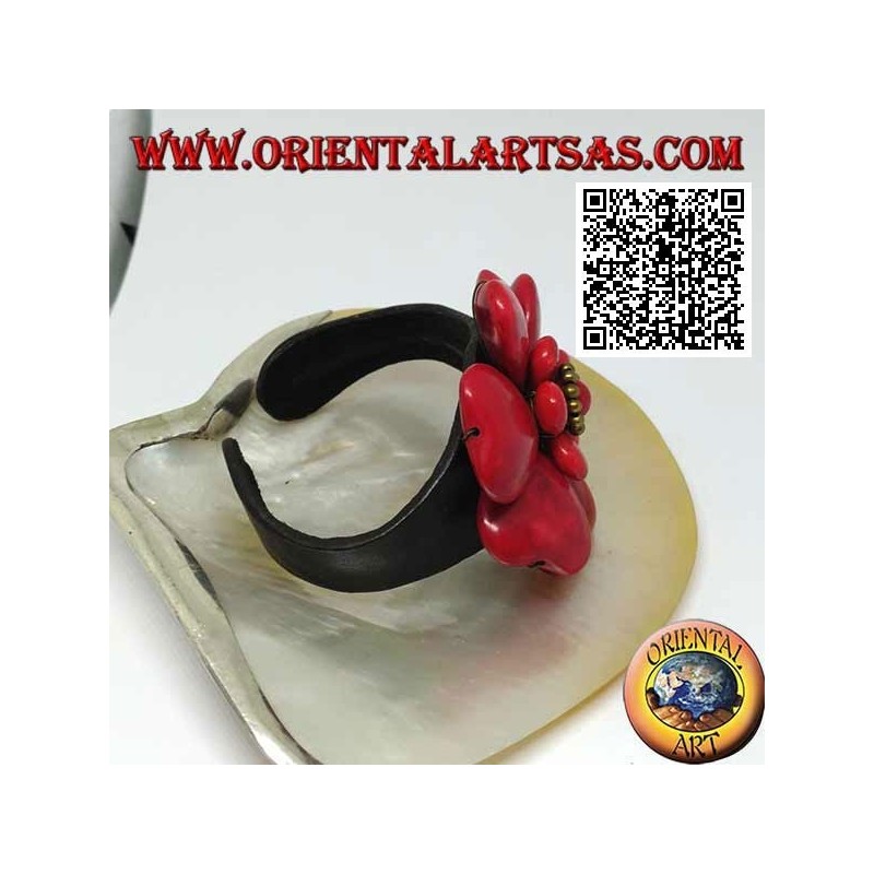 Pulsera de cuero rígida ajustable con flor de pasta de coral doble superpuesta y bolas de latón dorado