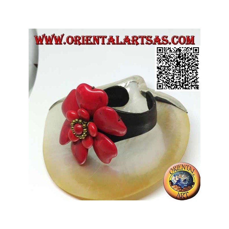 Pulsera de cuero rígida ajustable con flor de pasta de coral doble superpuesta y bolas de latón dorado