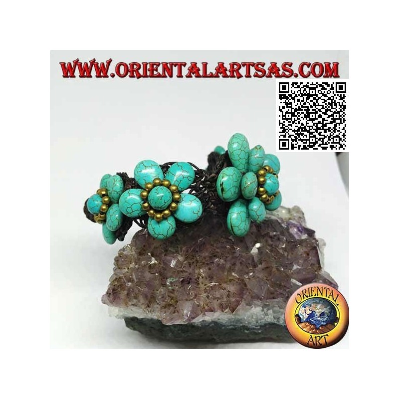 Pulsera suave con cinco flores de pasta turquesa y bolas de latón dorado