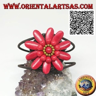 Verstellbares starres Armband mit großem Gänseblümchen in Korallenpaste und goldbeschichteten Messingkugeln (Makramee)