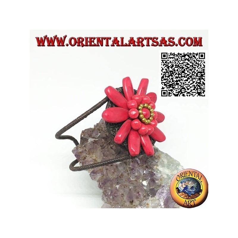 Pulsera rígida ajustable con gran margarita en pasta coral y bolas de latón bañadas en oro (macramé)