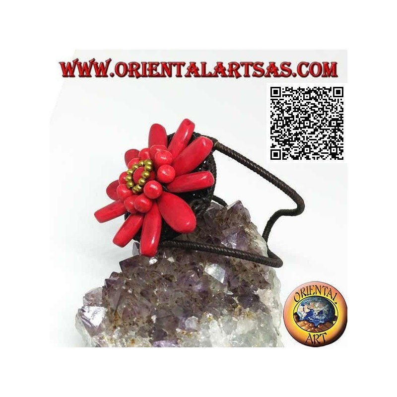 Bracelet rigide ajustable avec grosse marguerite en pâte de corail et boules en laiton doré (macramé)