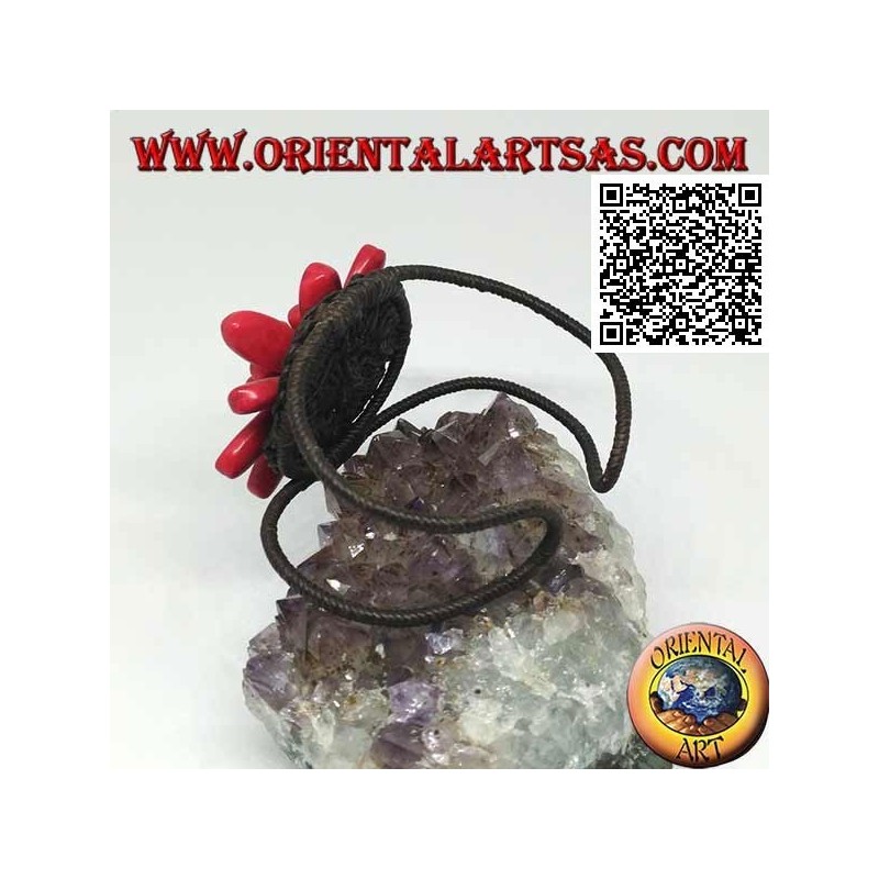 Bracelet rigide ajustable avec grosse marguerite en pâte de corail et boules en laiton doré (macramé)