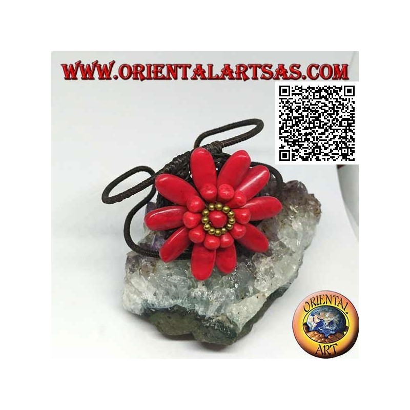 Pulsera rígida ajustable con gran margarita en pasta coral y bolas de latón bañadas en oro (macramé)