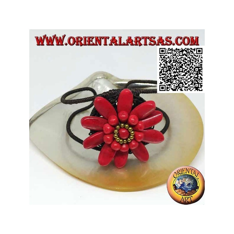 Pulsera rígida ajustable con gran margarita en pasta coral y bolas de latón bañadas en oro (macramé)