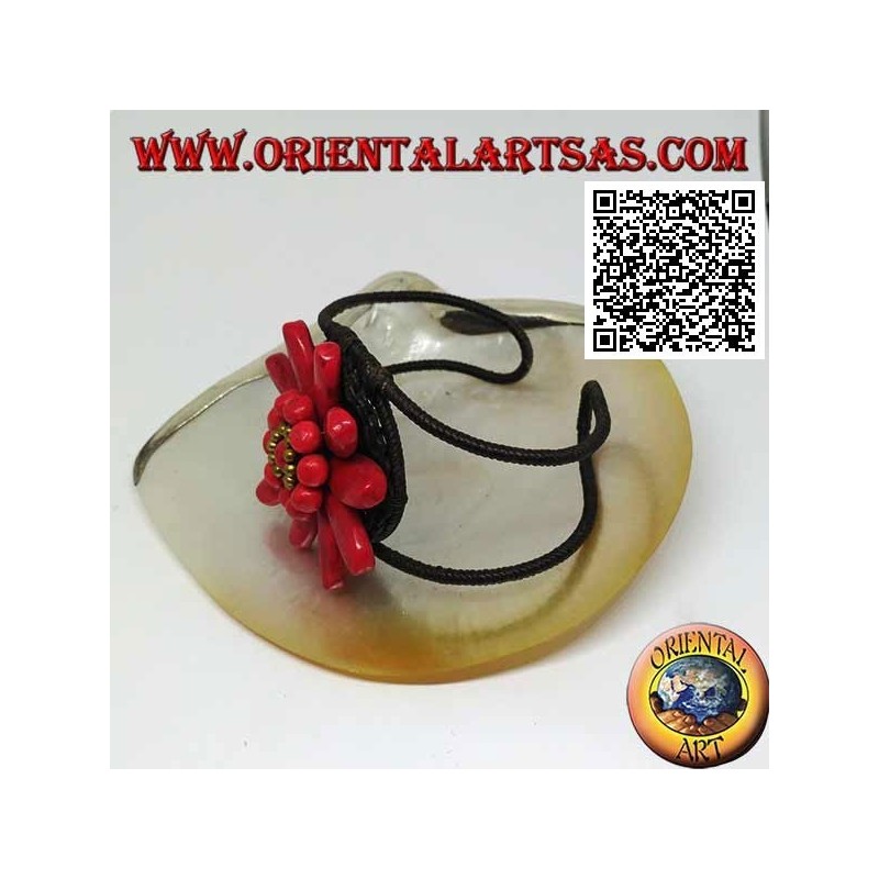 Pulsera rígida ajustable con gran margarita en pasta coral y bolas de latón bañadas en oro (macramé)