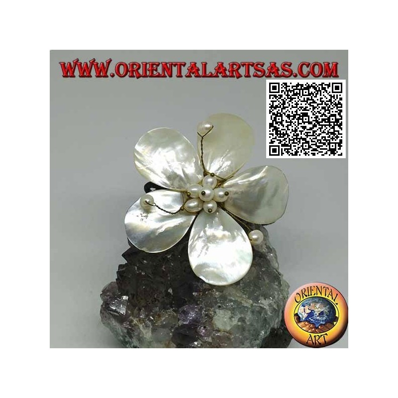 Brazalete ajustable en forma de flor en nácar con pistilos en latón dorado (macramé)