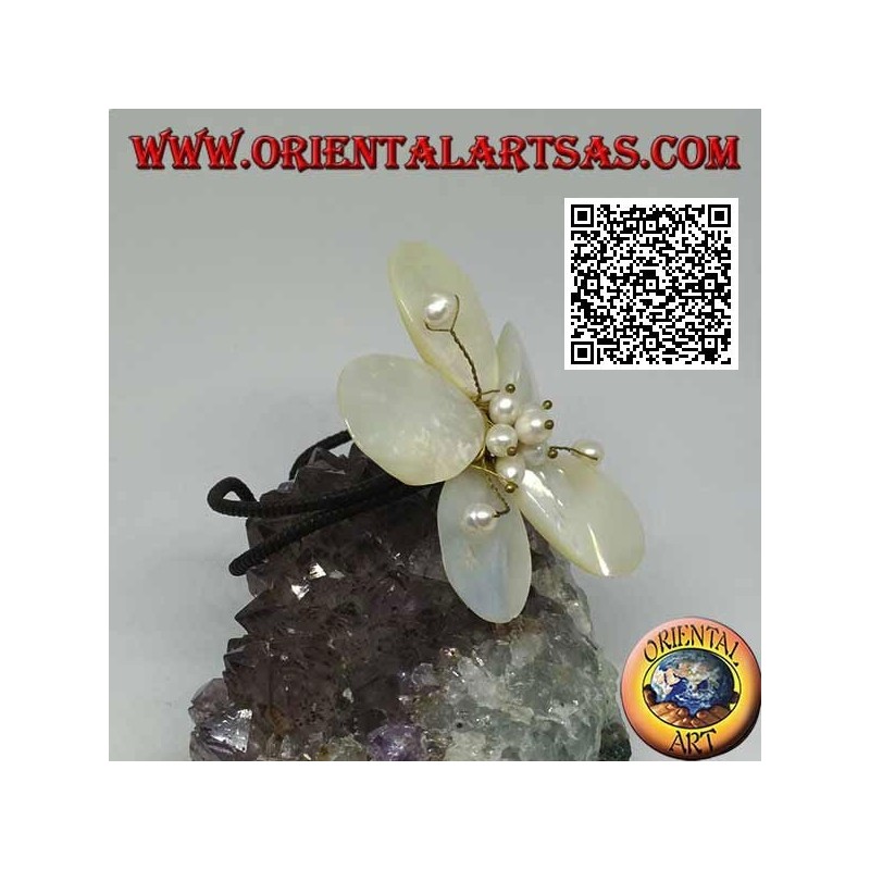 Verstellbares starres Armband aus Perlmuttblüte mit Stempeln aus vergoldetem Messing (Makramee)