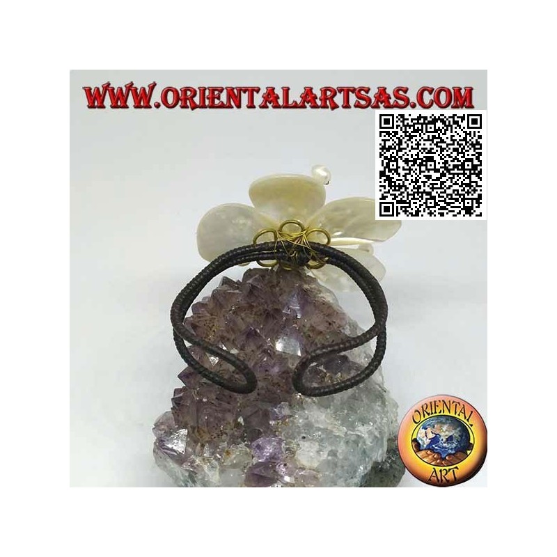 Verstellbares starres Armband aus Perlmuttblüte mit Stempeln aus vergoldetem Messing (Makramee)