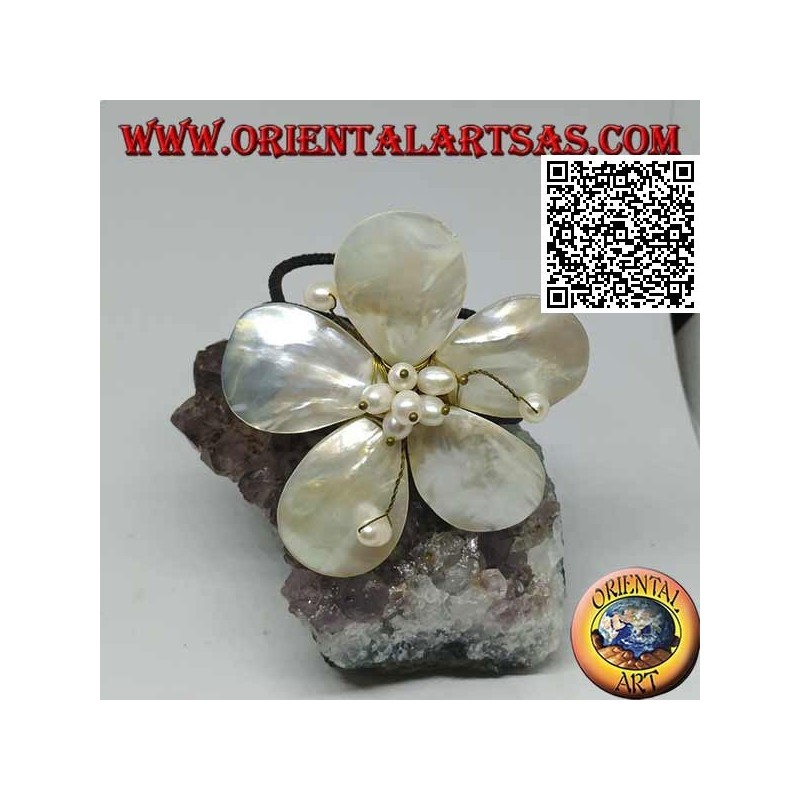 Bracelet jonc ajustable forme fleur en nacre avec pistils en laiton plaqué or (macramé)