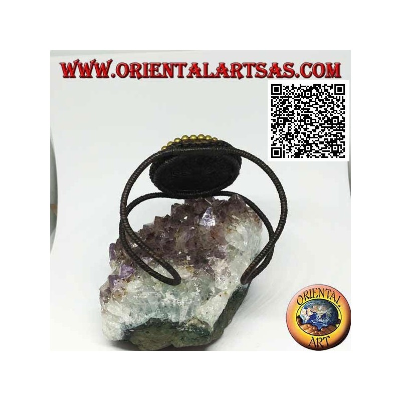 Verstellbares starres Armband mit ovaler Türkispaste, umgeben von Kugeln aus vergoldetem Messing (Makramee)