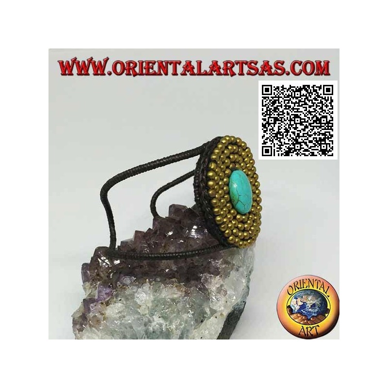 Bracelet rigide ajustable avec pâte turquoise ovale entourée de boules en laiton plaqué or (macramé)
