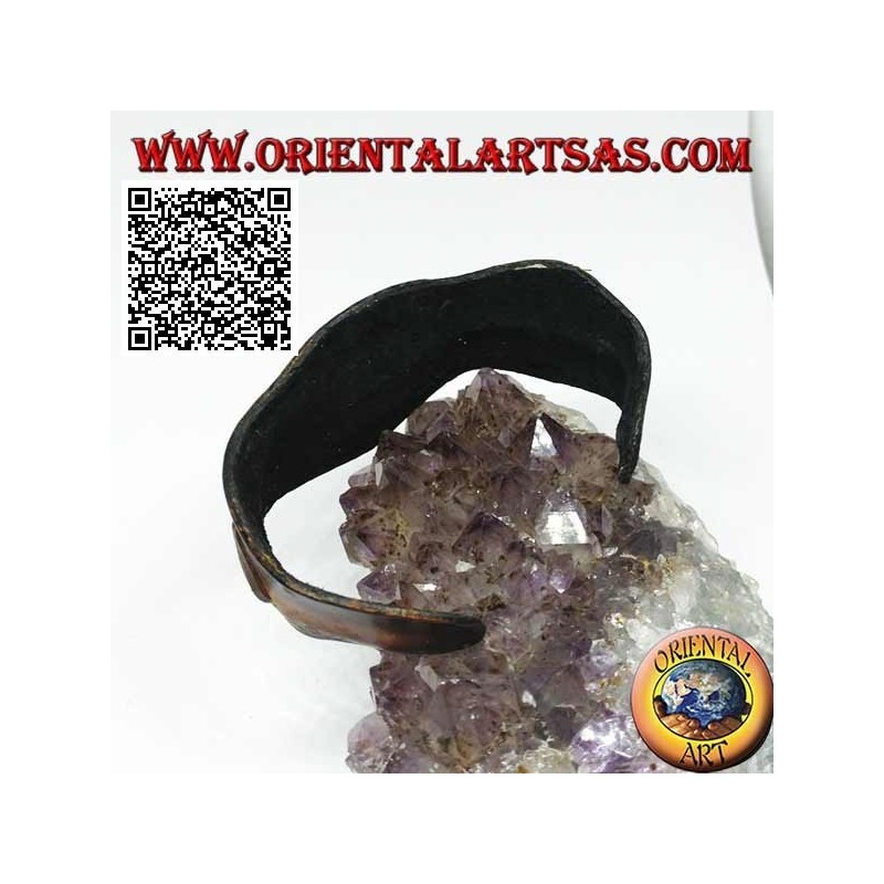 Bracciale rigido regolabile con turchese ovale centrale e lavorazione a due colori in cuoio