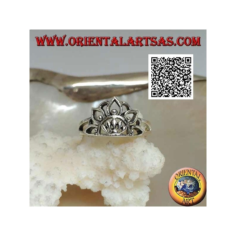 Anillo de plata flor de loto con medio sol en el centro (símbolo de pureza y renacimiento)