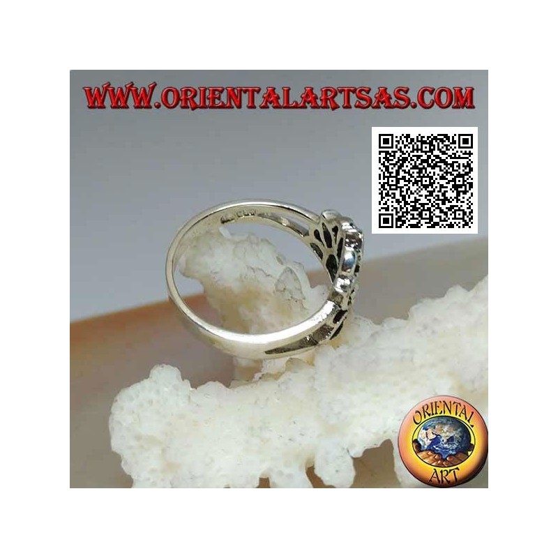 Anillo de plata flor de loto con medio sol en el centro (símbolo de pureza y renacimiento)