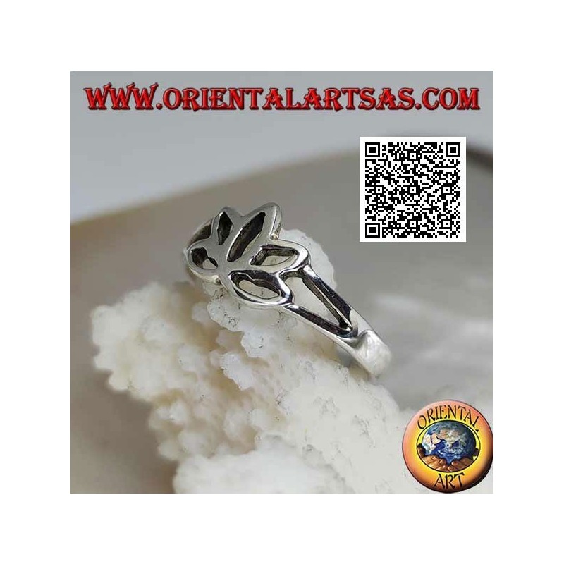 Anillo de plata lisa, la flor de loto pequeña y calada (símbolo de pureza)