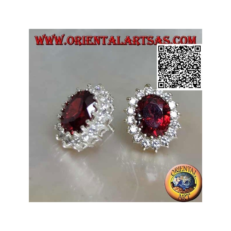 Boucles d'oreilles lobe en argent avec grenat ovale facetté entouré de zircons blancs
