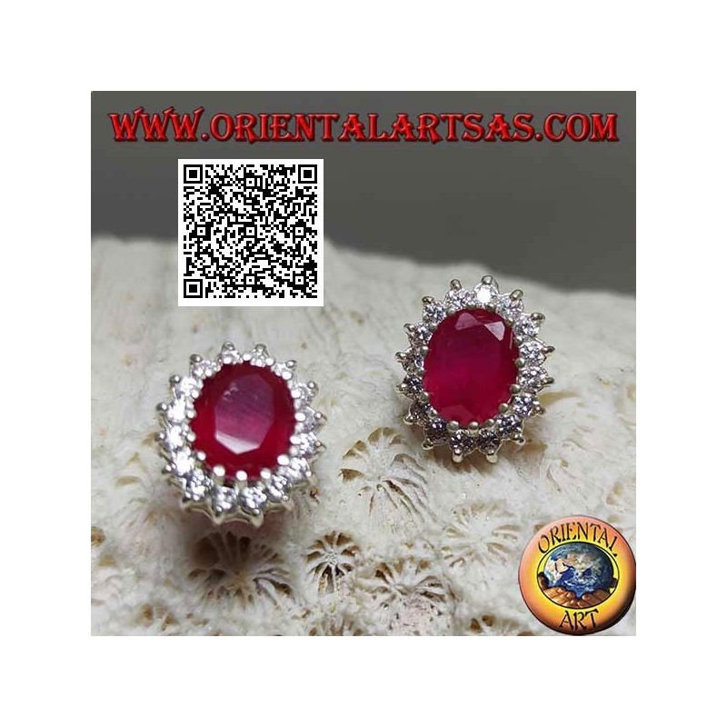 Pendientes lóbulos de plata con rubí natural ovalado rodeado de circonitas blancas