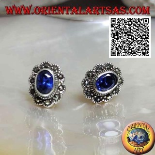 Pendientes lóbulos de plata con zafiro sintético ovalado con marco de nube de marcasita