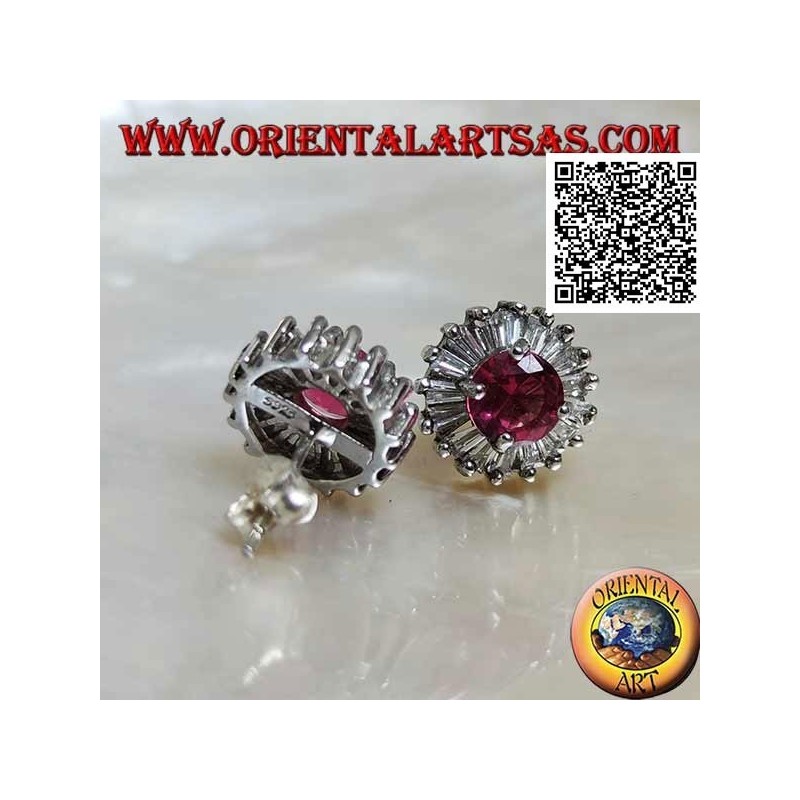 Pendientes lóbulos de plata con rubí sintético redondo engastado rodeado de circonitas blancas con cortes baguette