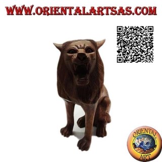 Scultura di un leone seduto intagliato a mano da un unico blocco di legno di suar da 25 cm