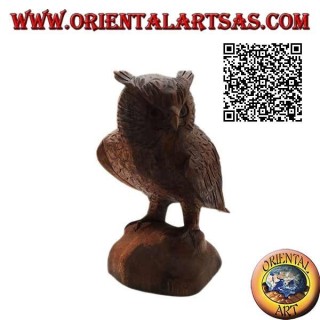 Scultura di un gufo reale in posizione retta sulle zampe intagliato a mano in legno di suar da 21 cm
