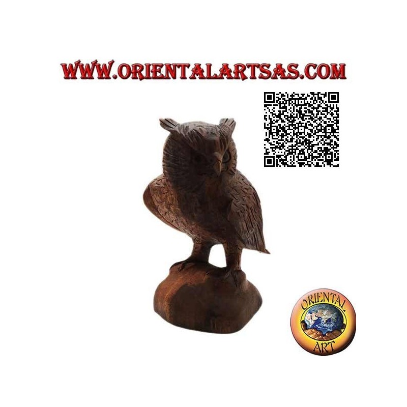 Skulptur einer Uhu, die aufrecht auf ihren Pfoten steht und handgeschnitzt in 21 cm Suarholz ist