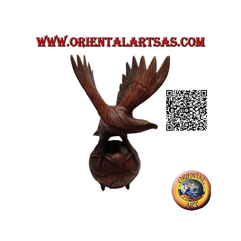 Escultura águila real con alas extendidas sobre el mundo en madera de suar de 33 cm