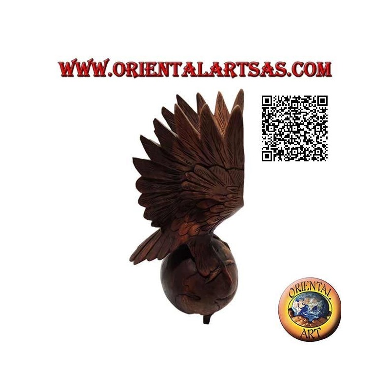 Escultura águila real con alas extendidas sobre el mundo en madera de suar de 33 cm
