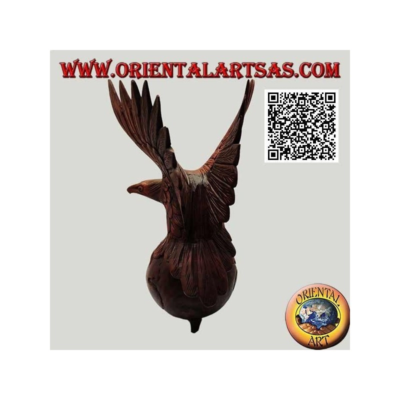 Sculpture aigle royal aux ailes déployées debout sur le monde en bois de suar 33 cm