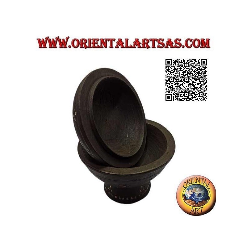 Scatola tonda con piede realizzata a mano in legno di mogano e intarsi in madreperla (Lombok)