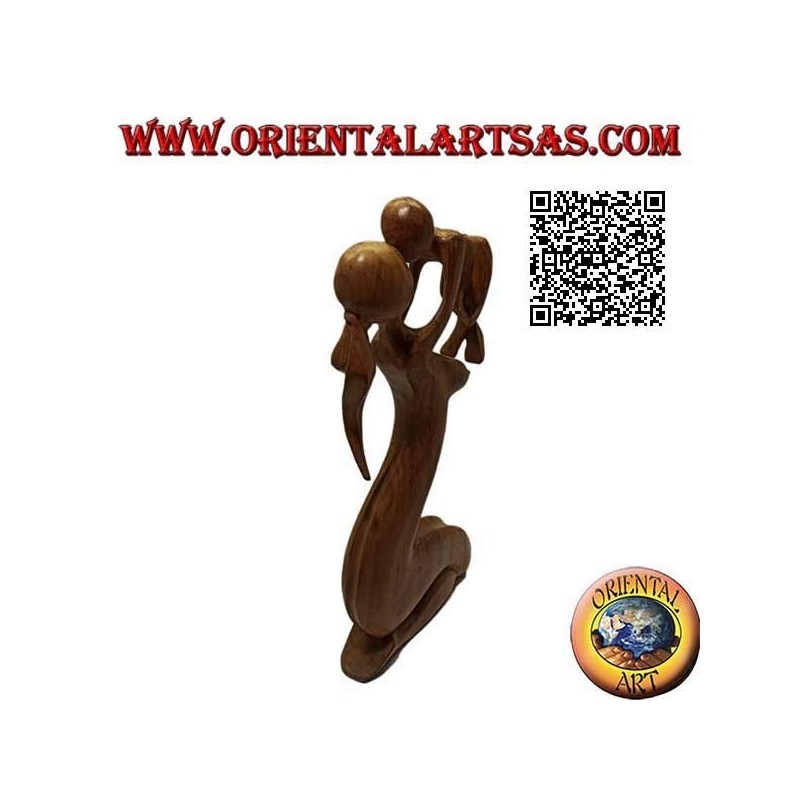 Scultura di una mamma che solleva al cielo e bacia il suo bambino in legno di suar da 40 cm