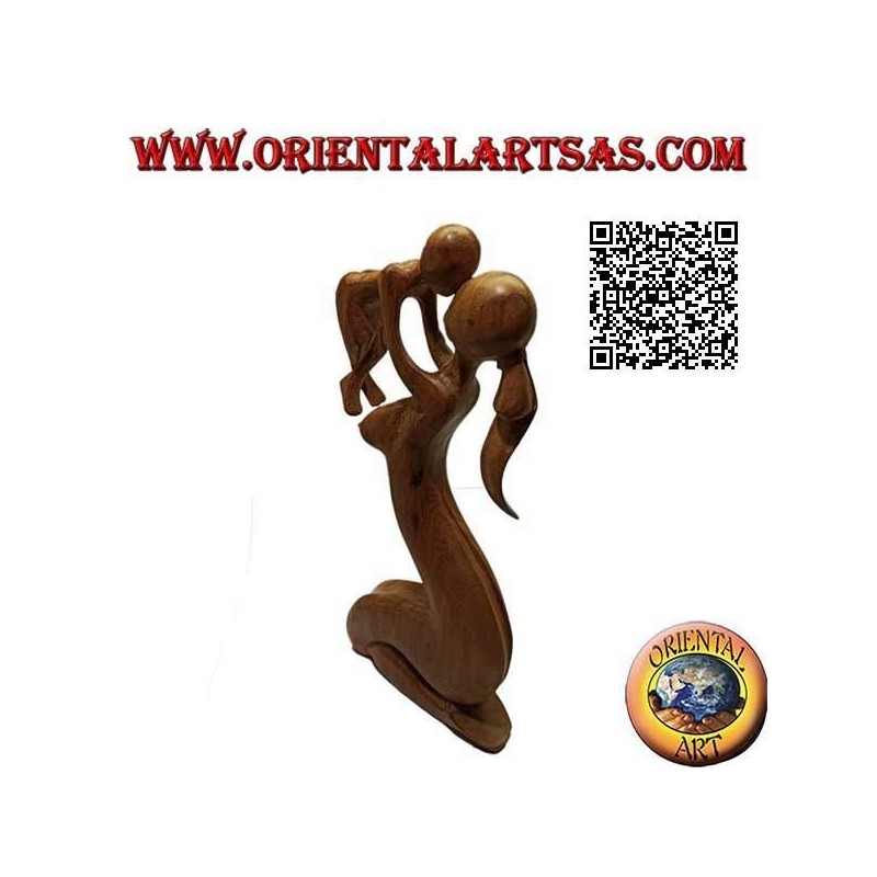 Escultura de una madre que levanta al cielo y besa a su hijo en madera de suar de 40 cm.