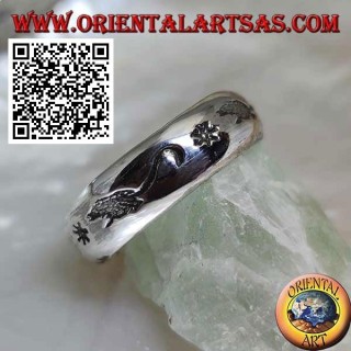 Silver ring with engraved rats alternating with stars