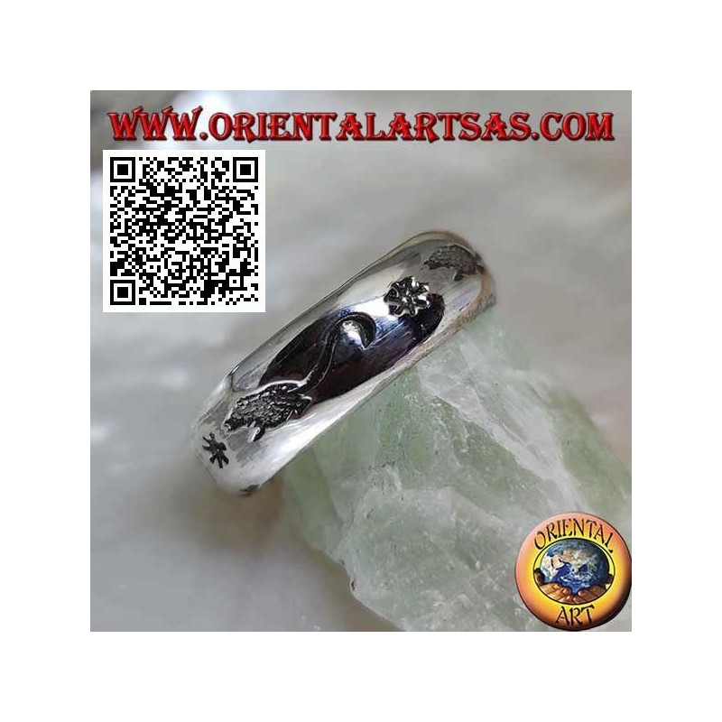 Anillo de plata con ratas grabadas alternando con estrellas